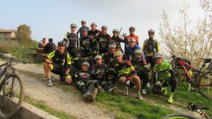 Foto di gruppo del Team Mtb School 2016 nella seconda uscita al San Genesio